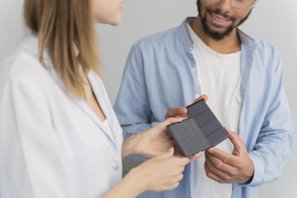 scientists-working-power-saving-solutions.jpg женщина