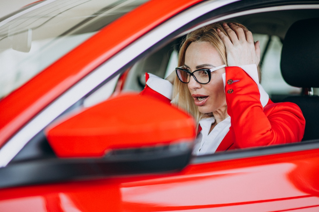business-woman-sitting-new-car-car-showroom.jpg шок