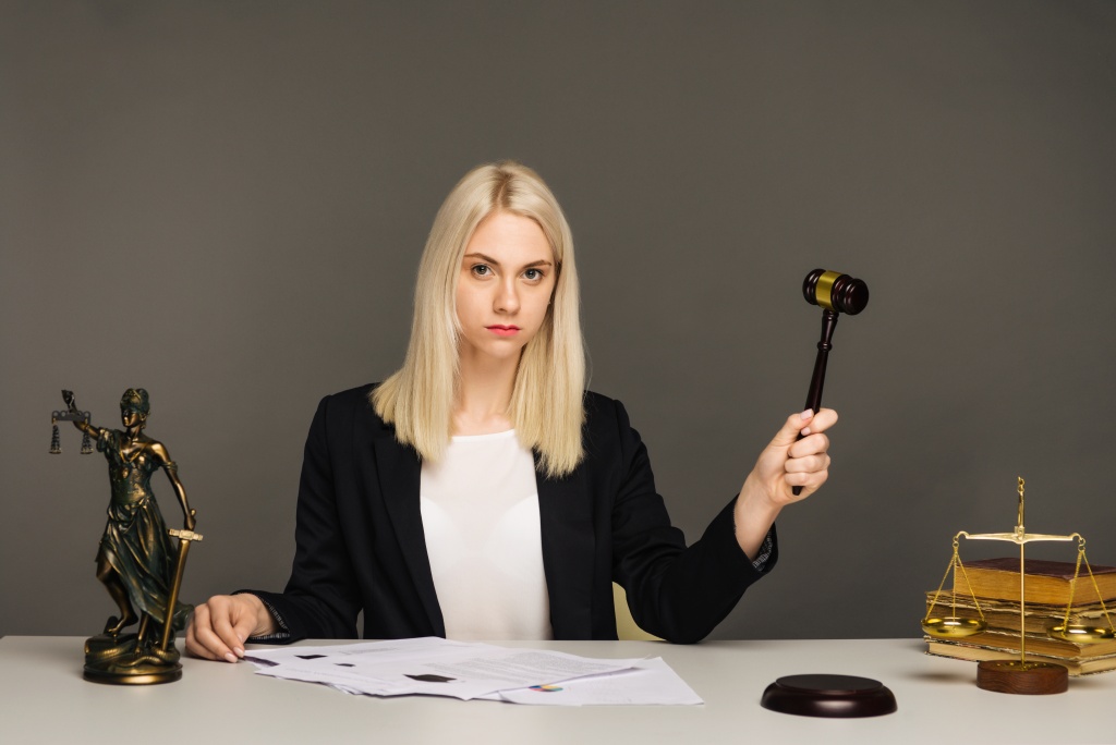 justice-scales-justice-hammer-litigation-document-female-lawyer-working-lawyer-office.jpg работник
