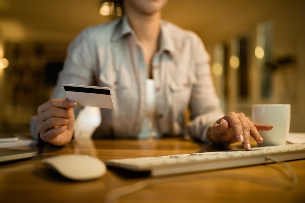 closeup-woman-using-computer-credit-card-online-banking-evening-home_637285-4417 (1).jpg мышь