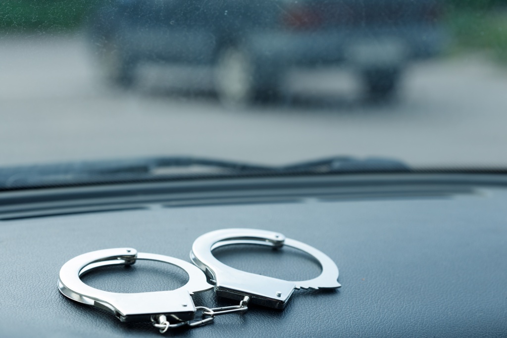 silver-handcuffs-lie-panel-car-road-crimes-high-quality-photo.jpg стекло