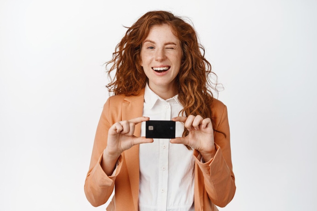 money-finance-concept-smiling-redhead-saleswoman-showing-credit-card-winking-standing-suit-against-white-background_176420-48881.jpg рыжие волосы