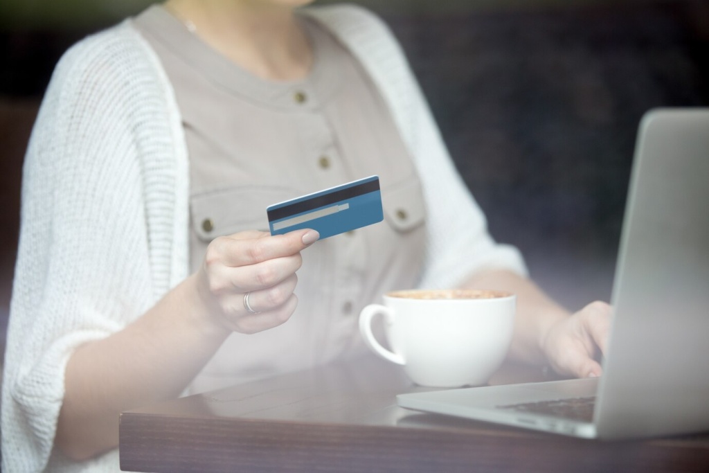 modern-woman-paying-online-with-credit-card-shot-through-window_1163-1785.jpg кофе
