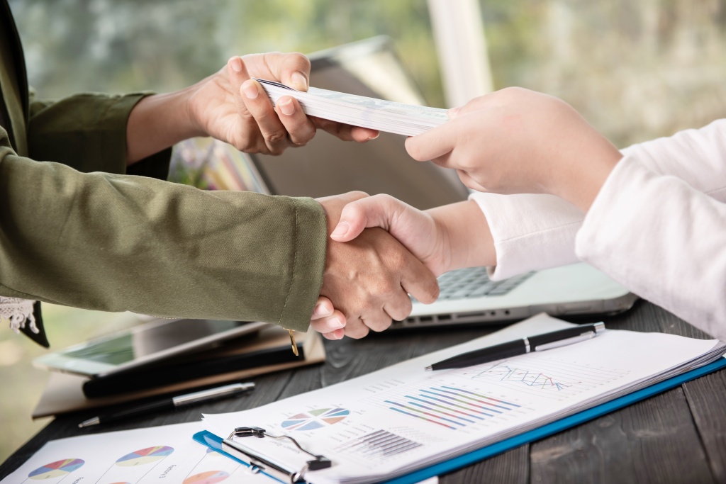 business-people-shaking-hands-finishing-up-meeting.jpg руки