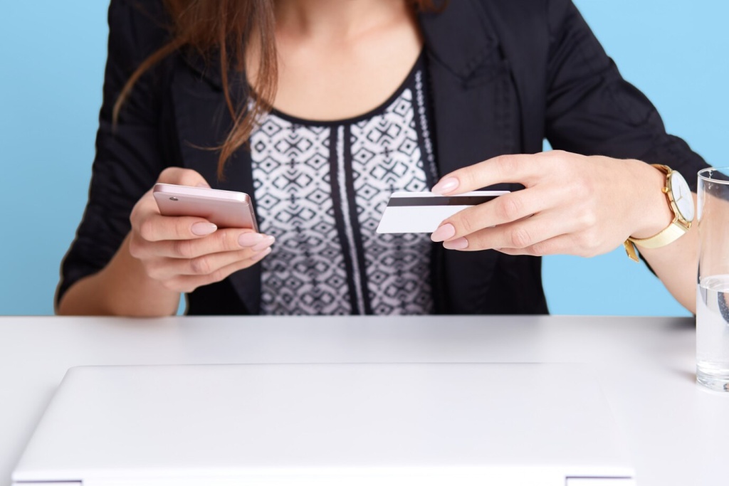 portrait-faceless-woman-wears-black-suit-using-cell-phone-credit-card-while-sitting-white-table-near-laptop-computer-glass-water-isolated-blue-wall-online-payment-concept_176532-6724 (1).jpg стакан